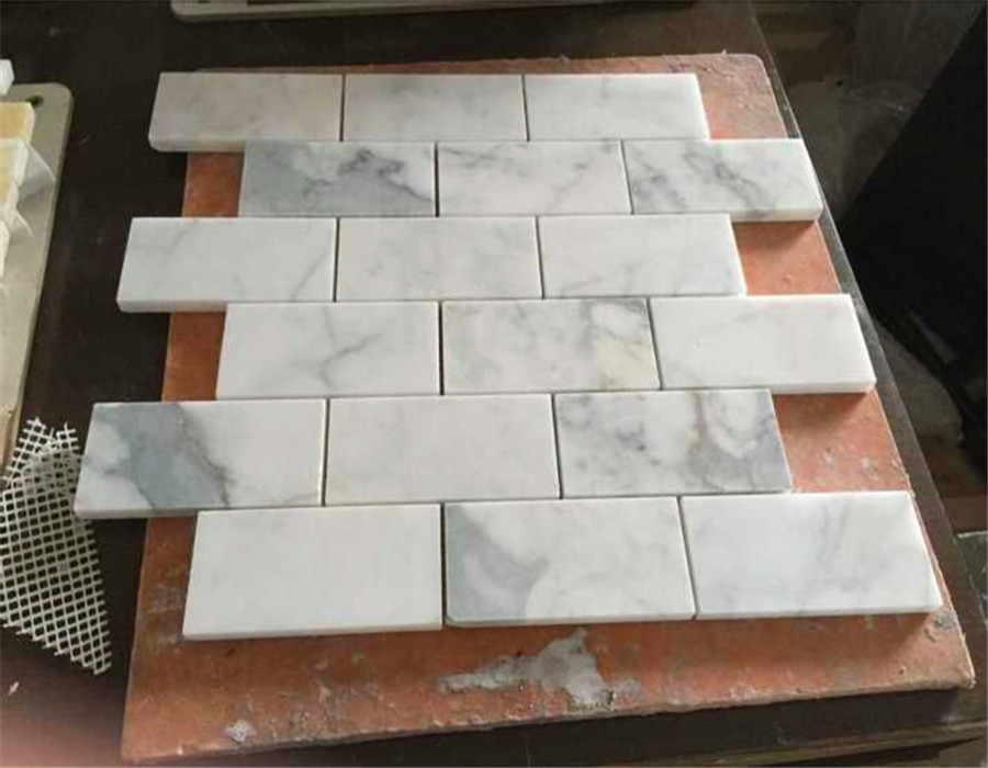 Azulejos de metro de mosaico de mármol blanco Calcutta de 2 