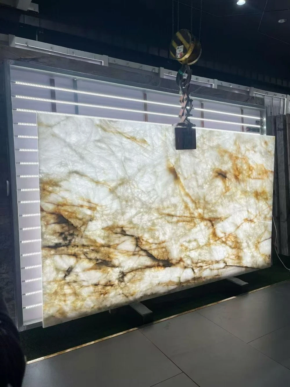 BACKLIT TRANSLUCENT CRYSTAL STONE BACKLIT TRANSLUCENT CRYSTAL STONE